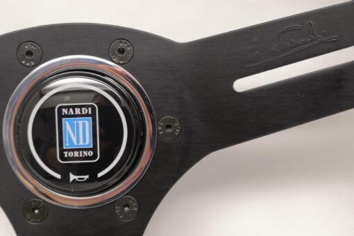 Nardi Competition 330mm Lenkrad - schwarz Wildleder / rote Naht / schwarze Speichen – Bild 3